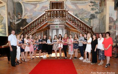 Ivica Švajger in Klara Butkovič zlati maturantki ETrŠ Brežice, maturirala tudi prva generacija programa predšolska vzgoja